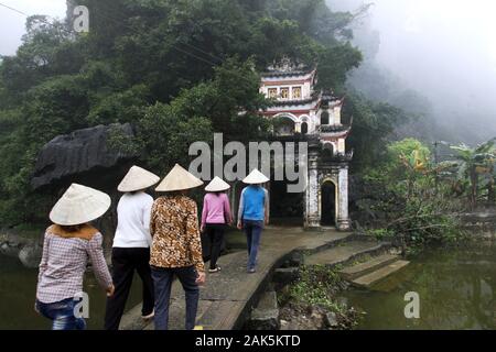 Les femmes sur leur façon de la Bich Dong grot à Ninh Binh, Vietnam. Dans le monde d'utilisation | Banque D'Images