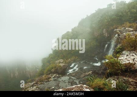 Cascade de Black Tiger sur falaise avec brume à Serra Geral Parc National près de Cambara do Sul. Une ville avec des attractions touristiques naturelles dans le sud du Brésil. Banque D'Images