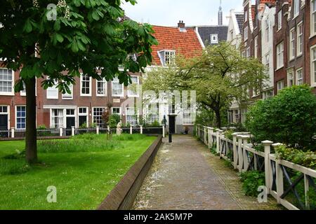 Façades de la célèbre béguinage à Amsterdam Banque D'Images