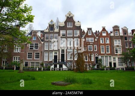 Façades de la célèbre béguinage à Amsterdam Banque D'Images