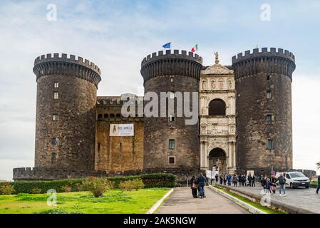 Le Castel Nuovo (nouveau château), également appelé Maschio Angioino, château médiéval dans la région de Naples, Italie Banque D'Images