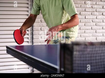 un jeune homme jouant au tennis de table Banque D'Images