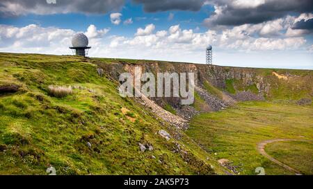 Dômes de la National Air Traffic Services (NATS) stand de la station radar au-dessus d'une carrière de pierre désaffectée sur Titterstone Clee Hill dans le Shropshire. Banque D'Images