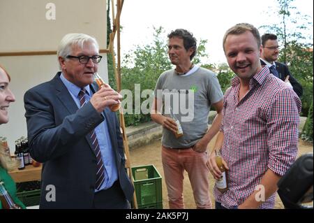 Brandenburg an der Havel, Allemagne. 25 Septembre, 2015. Frank-Walter STEINMEIER (SPD) se rendra dans la BUGA site en Brandenburg an der Havel sur 25.9.2015 et goûter le jus de l'Ketzuer BOUGALOU Mosterei sur l'Marienberg. Crédit : Thomas Uhlemann/dpa-zb/ZB/dpa/Alamy Live News Banque D'Images