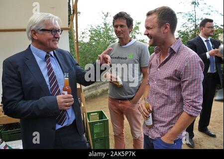 Brandenburg an der Havel, Allemagne. 25 Septembre, 2015. Frank-Walter STEINMEIER (SPD) se rendra dans la BUGA site en Brandenburg an der Havel sur 25.9.2015 et goûter le BOUGALOU jus de l'Ketzuer mostery sur l'Marienberg. Crédit : Thomas Uhlemann/dpa-zb/ZB/dpa/Alamy Live News Banque D'Images