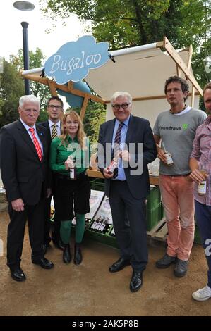 Brandenburg an der Havel, Allemagne. 25 Septembre, 2015. Frank-Walter STEINMEIER (SPD) se rendra dans la BUGA site en Brandenburg an der Havel sur 25.9.2015 et goûter le BOUGALOU jus de l'Ketzuer mostery sur l'Marienberg. Crédit : Thomas Uhlemann/dpa-zb/ZB/dpa/Alamy Live News Banque D'Images