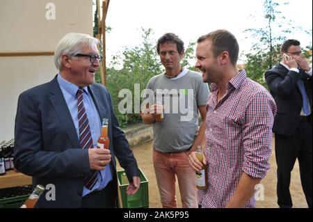 Brandenburg an der Havel, Allemagne. 25 Septembre, 2015. Frank-Walter STEINMEIER (SPD) se rendra dans la BUGA site en Brandenburg an der Havel sur 25.9.2015 et goûter le BOUGALOU jus de l'Ketzuer mostery sur l'Marienberg. Crédit : Thomas Uhlemann/dpa-zb/ZB/dpa/Alamy Live News Banque D'Images