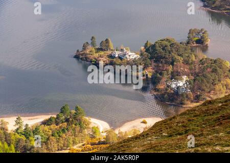 Hôtel particulier maisons sont dans les bois sur les rives du lac de Derwent Water à Brandelhow en Angleterre du Lake District, comme vu de Catbells mountain. Banque D'Images