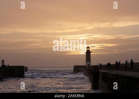 Porto, Portugal - 24 novembre 2014 : le calme coucher du soleil orange à l'embouchure du fleuve Douro, la bouche. Banque D'Images