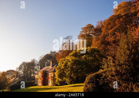 Un gîte traditionnel en pierre est nichée dans les arbres dans le village de Stourton à Stourhead dans le Wiltshire. Banque D'Images