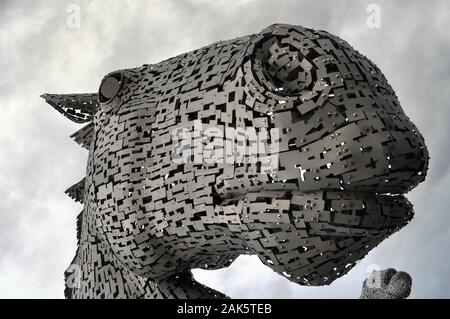 Les Kelpies. Le 30m de haut Sculptures Tête de cheval géant à côté de la Forth et Clyde Canal dans le parc de l'hélice, Falkirk, Ecosse par Andy Scott Banque D'Images