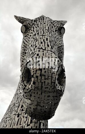 Les Kelpies. Le 30m de haut Sculptures Tête de cheval géant à côté de la Forth et Clyde Canal dans le parc de l'hélice, Falkirk, Ecosse par Andy Scott Banque D'Images