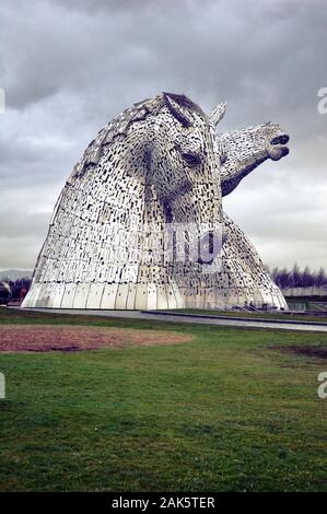 Les Kelpies. Le 30m de haut Sculptures Tête de cheval géant à côté de la Forth et Clyde Canal dans le parc de l'hélice, Falkirk, Ecosse par Andy Scott Banque D'Images