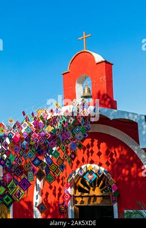 Sayulita Nayarit, Mexique,, paroisse de Nuestra Señora de Guadalupe- Sayulita, église catholique avec Ojos de Dios bannières Banque D'Images