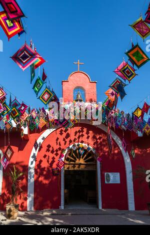 Sayulita Nayarit, Mexique,, paroisse de Nuestra Señora de Guadalupe- Sayulita, église catholique avec Ojos de Dios bannières Banque D'Images