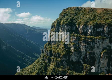 Fortaleza Canyon aux falaises rocheuses escarpées couvertes d'une épaisse forêt près de Cambara do Sul. Une ville avec des attractions touristiques naturelles dans le sud du Brésil. Banque D'Images