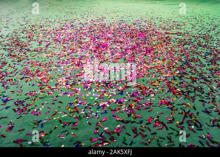 Le cirque arena vert. Pièces de confettis sont dispersés sur le sol. Toile de fête pour un anniversaire, anniversaire, carnaval ou parti. Banque D'Images