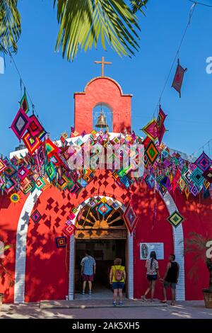 Sayulita Nayarit, Mexique,, paroisse de Nuestra Señora de Guadalupe- Sayulita, église catholique avec Ojos de Dios bannières Banque D'Images