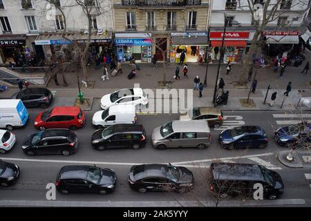 Le trafic important et les piétons que Paris grève des transports provoque une interruption de voyage, Boulevard Barbès, 75018 Paris, France Banque D'Images