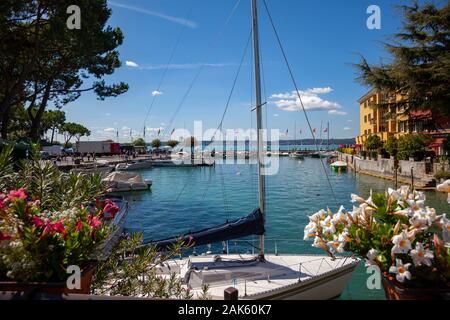 Port de Sirmione ville, Italie, lac de Garde Banque D'Images