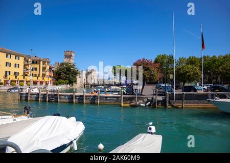 Port de Sirmione ville, Italie, lac de Garde Banque D'Images