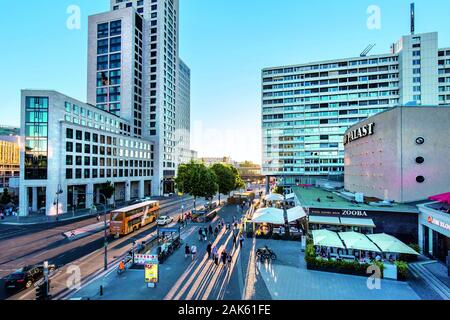 Berlin-Charlottenburg : Blick auf die Hardenbergstrasse mit 'Waldorf Astoria Berlin' und 'Kino' Zoo Palast, Berlin | Le monde d'utilisation Banque D'Images