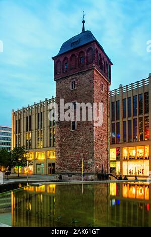 Chemnitz : Roter Turm, Teil der ehemaligen Chemnitzer Stadtbefestigungsanlage und Einkaufszentrum' Galerie Roter Turm', Sachsen | conditions dans le monde entier Banque D'Images