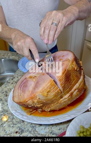 Un jambon cuit fraîchement d'être gravé dans la préparation du dîner de Noël. Banque D'Images