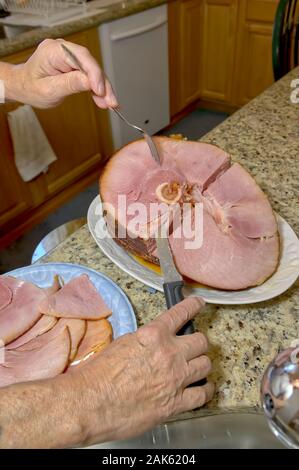 Un jambon cuit fraîchement d'être gravé dans la préparation du dîner de Noël. Banque D'Images