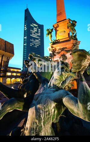 Leipzig : auf dem Mendebrunnen City East Augustusplatz Karl-Marx-Platz), im Hintergrund das City-Hochhaus, Sachsen | conditions dans le monde entier Banque D'Images