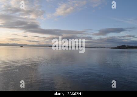 Firth of Forth vu de la plage Silver Sands à Aberdour, Fife, en Écosse. Banque D'Images