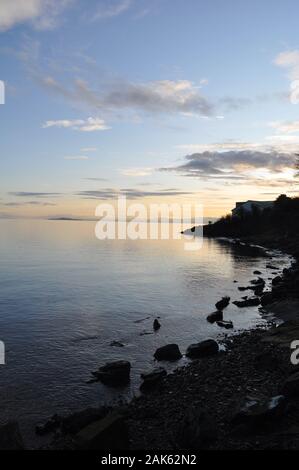 Firth of Forth vu de la plage Silver Sands à Aberdour, Fife, en Écosse. Banque D'Images