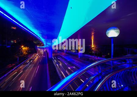 Des sentiers légers de voitures et de bus dans la circulation animée avec un feu bleu néon rue sous Yanan route élevée à Shanghai, Chine Banque D'Images