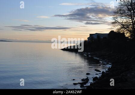 Firth of Forth vu de la plage Silver Sands à Aberdour, Fife, en Écosse. Banque D'Images