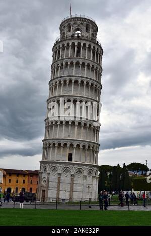 Pise, Italie - 11 avril 2018 : la tour penchée de Pise et la place des miracles en un jour pluvieux Banque D'Images