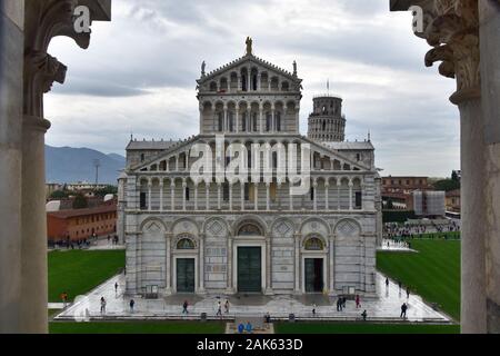 Jour de pluie à Pise, Italie. Vue depuis le Baptistère jusqu'à la place des miracles, la cathédrale Santa Maria Assunta - il Duomo et la tour penchée Banque D'Images