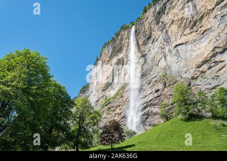 Staubbach Falls tumbling down d'un haut rocher, vallée de Lauterbrunnen, Grindelwald, Oberland Bernois, Suisse Banque D'Images