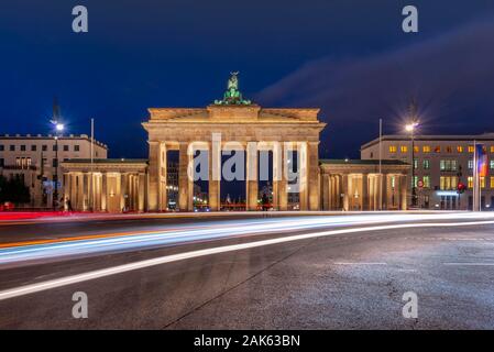 Traces de lumière en face de la porte de Brandebourg au crépuscule, Pariser Platz, Berlin, Allemagne Banque D'Images