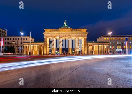 Traces de lumière en face de la porte de Brandebourg au crépuscule, Pariser Platz, Berlin, Allemagne Banque D'Images