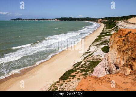 Longue plage de sable sur la côte Atlantique, près de Praia da Pipa Municipio de Natal, Rio Grande do Norte, Brésil Banque D'Images