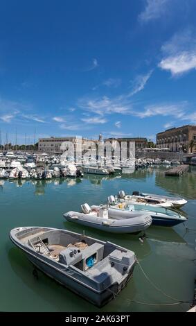 Les bateaux de pêche et chalutiers dans le port de Trani, Bari, Pouilles, Pouilles, Italie Banque D'Images