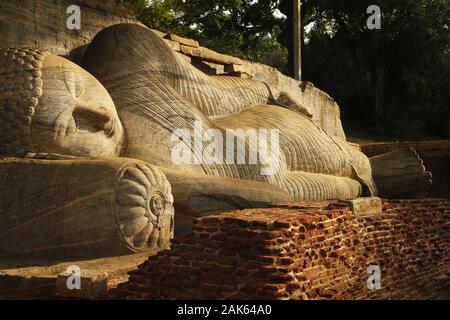 Polonnaruwa : ruhende Buddha-Statue Vihara-Tempel im Gal, Sri Lanka | utilisée dans le monde entier Banque D'Images