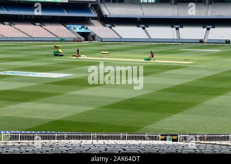 Préparation au terrain de cricket MCG - Melbourne Cricket Ground), avec l'herbe verte, des travailleurs et de coin. Banque D'Images