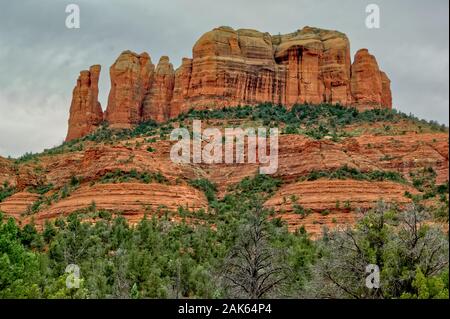 Une vue de Sedona Cathedral Rock à l'arrière O' au-delà de la piste. En raison du ciel J'ai fait cela en prenant deux coups, fait à deux différents e Banque D'Images