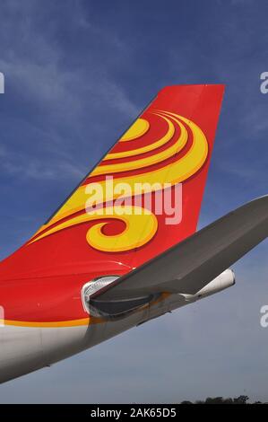 LOGO DU GROUPE DE HAINAN, SUR LA QUEUE D'UN HONG KONG AIRLINES AIRBUS A330. Banque D'Images