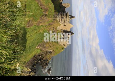 Grafschaft Antrim : Château de Dunluce Burgruine bei Portrush, Irlande | conditions dans le monde entier Banque D'Images