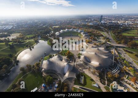 Stadtteil Milbertshofen-Am Hart : Olympiapark auf dem Areal Oberwiesenfeld, Blick auf die Stadt von Olympiaturm, Muenchen | utilisée dans le monde entier Banque D'Images