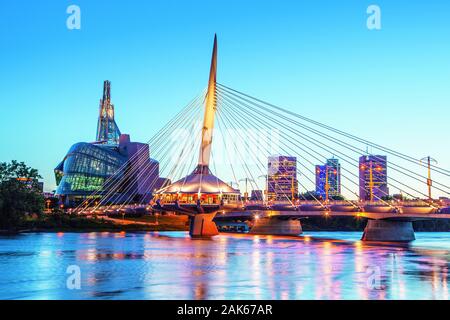 Winnipeg, Manitoba : Blick über den Red River Pont Provencher auf und musée canadien pour les droits de l'homme, dans le monde de l'utilisation | Kanada Westen Banque D'Images