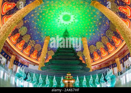 Le temple Wat Pak Nam à Thonburi, près de la ville de Bangkok en Thaïlande en Asie Southest. Thaïlande, Bangkok, novembre, 2019 Banque D'Images