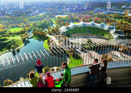 Milbertshofen-Am Hart : Olympiapark auf dem Areal Oberwiesenfeld, Blick auf die Stadt von Olympiaturm, Muenchen | utilisée dans le monde entier Banque D'Images